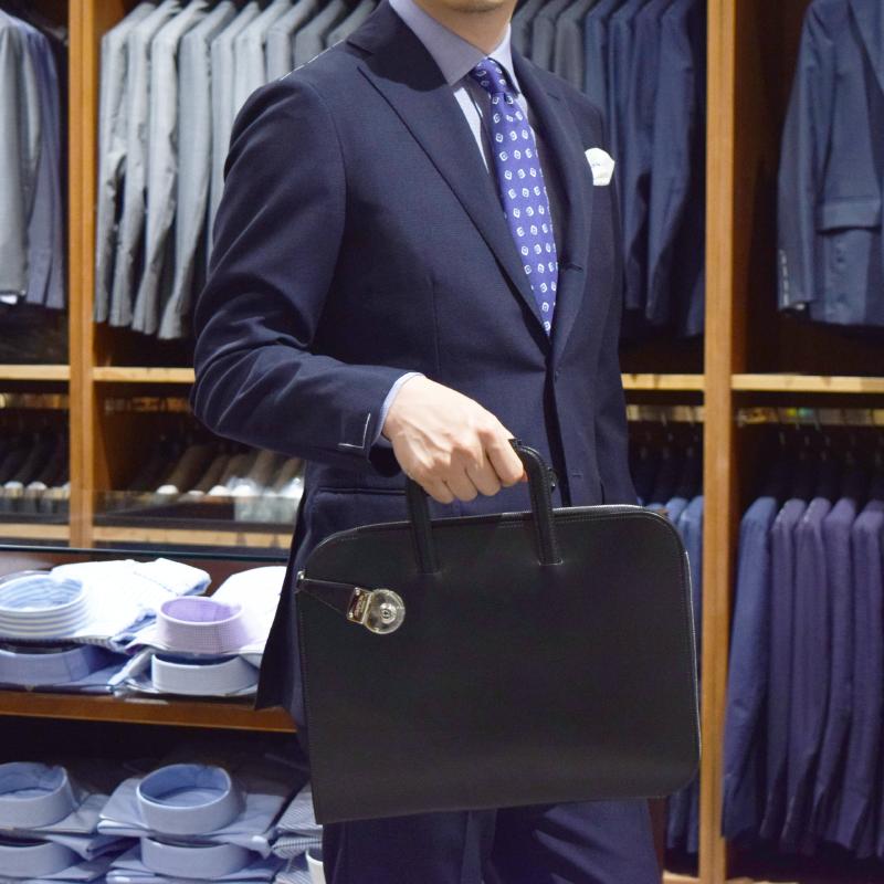SIMPSON LONDON クラッチバッグ持った写真