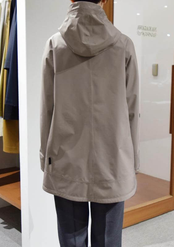 HERNO<へルノ> レディース コート着用写真