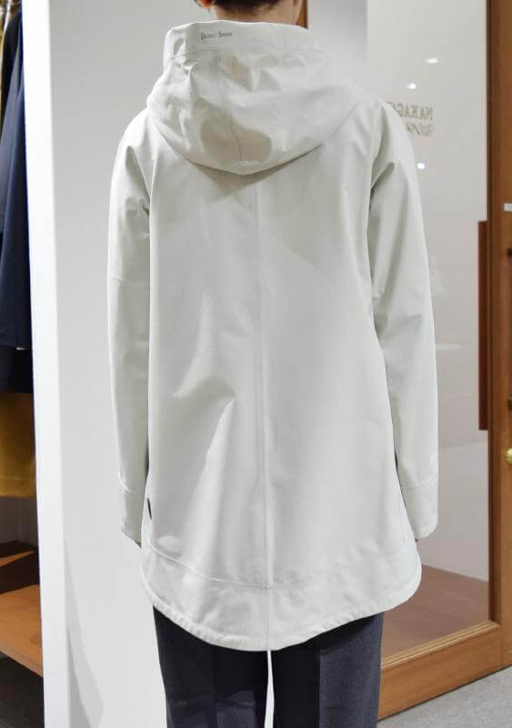 HERNO<へルノ> レディース コート着用写真